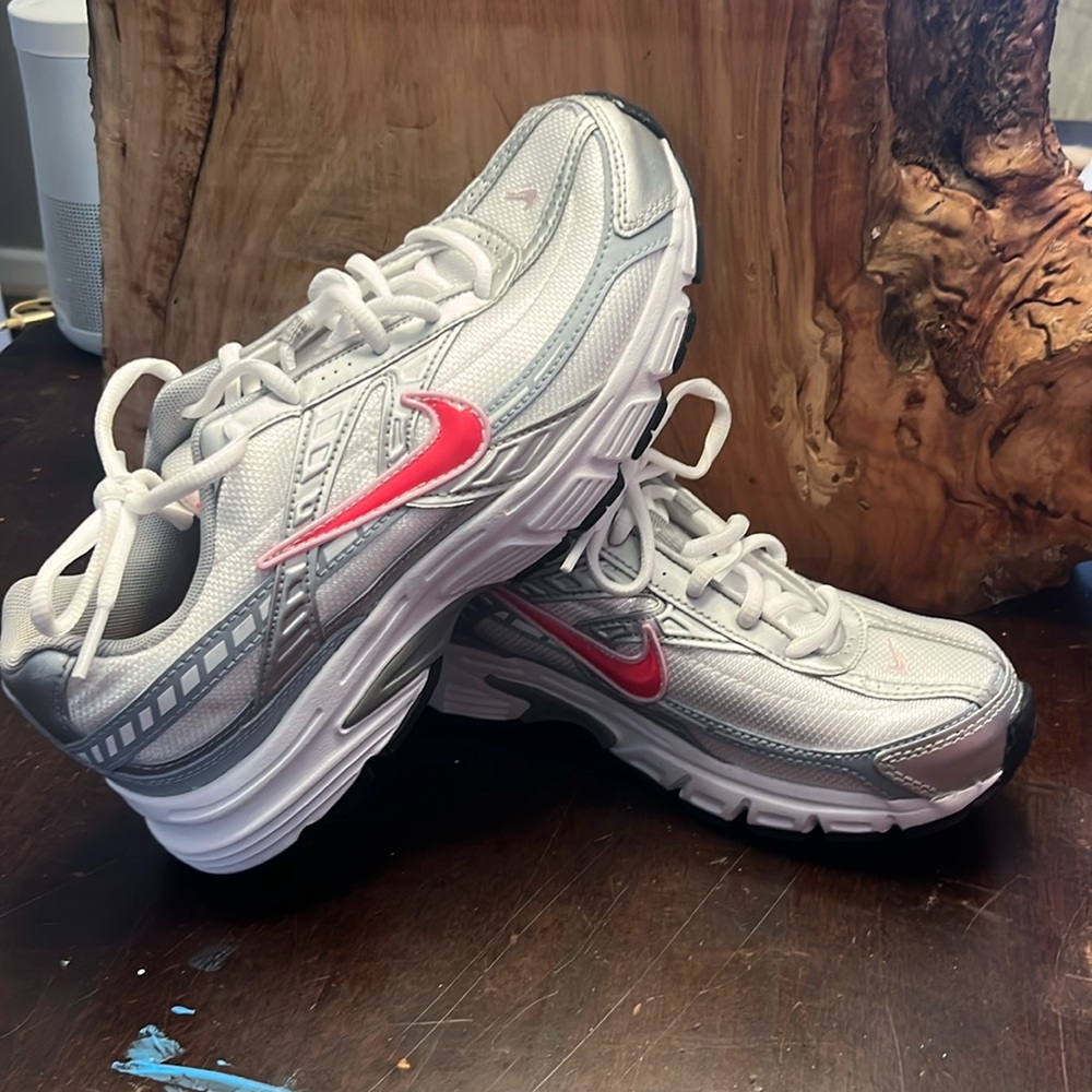 Nike Womens Initiator 395663-101 White Cherry Metallic Grey Shoes Size US 8